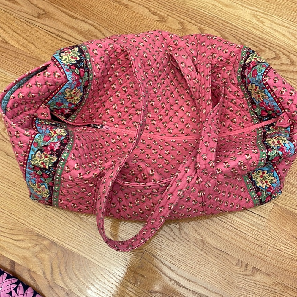 GREAT condition Vera Bradley large overnight bag!